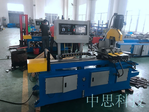 第二種類型是全自動切管機